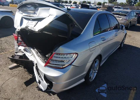 2014 Mercedes-Benz C 250 Sport z USA, uszkodzony, nr VIN WDDGF4HB7EA965388